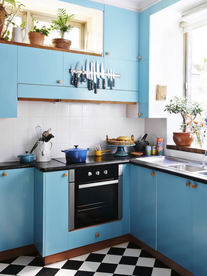 ชุดสีฟ้าในการตกแต่งภายในของห้องครัว
