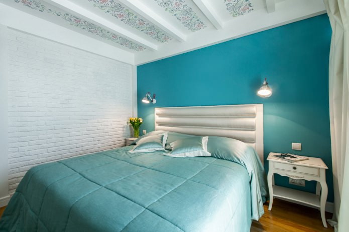 плави наглашени зид у спаваћој соби