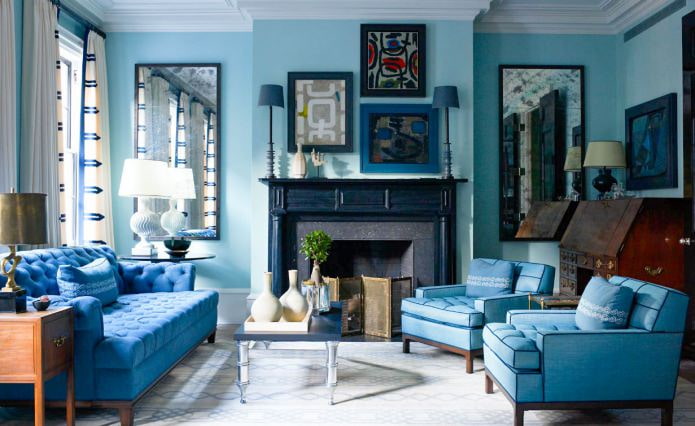 Kék-kék nappali belső kandallóval