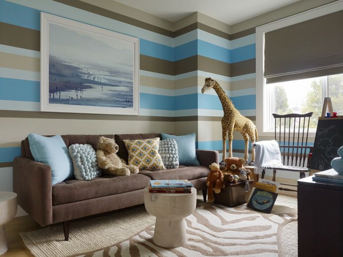 Brown-blue na nursery interior na may guhit na wallpaper