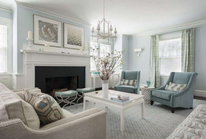 Плава боја у унутрашњости дневне собе у класичном стилу