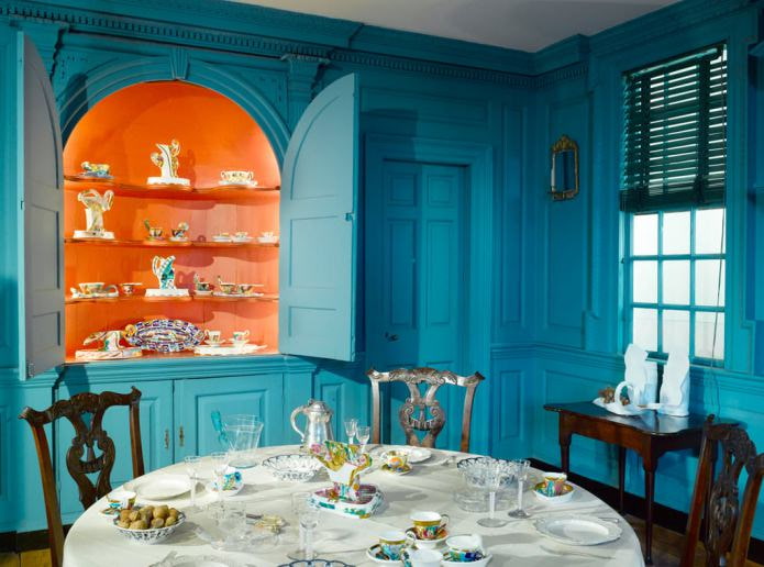 Narancssárga és kék klasszikus stílusú konyhabelső