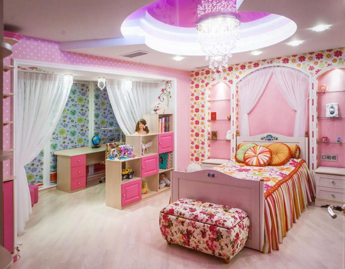 Spanndecke im Inneren eines Kinderzimmers für ein Mädchen