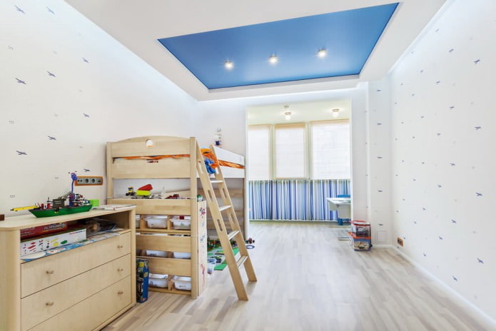 weiß-blaue Spanndecke im Kinderzimmer