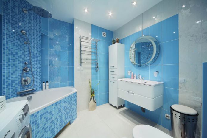 Fehér és kék fürdőszoba belső