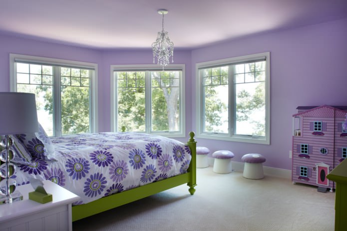 Green and purple in the interior of the bedroom