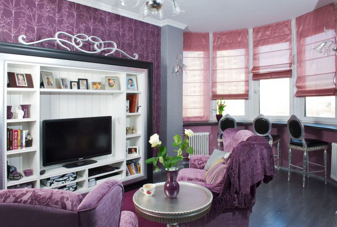 สีม่วงในห้องนั่งเล่นที่มีหน้าต่างที่ยื่นจากผนัง