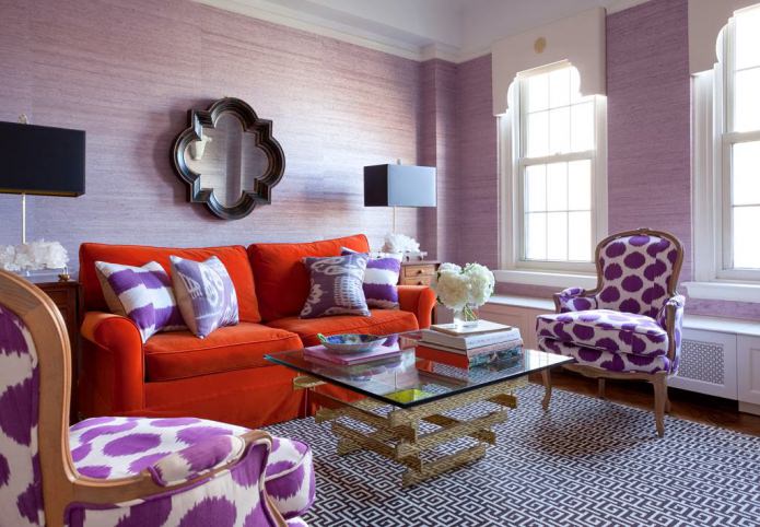 Wohnzimmer mit lila Wänden