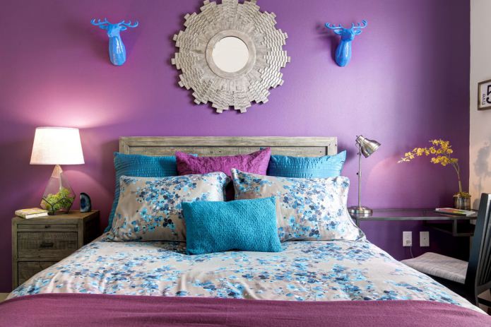 Turquoise and purple in the interior of the bedroom
