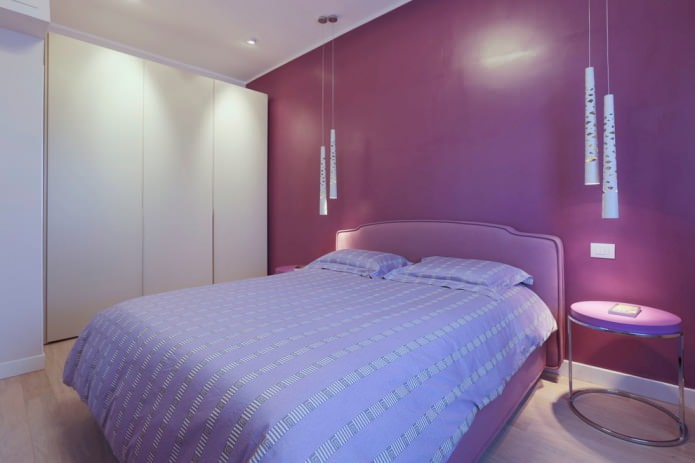 minimalista lila hálószoba