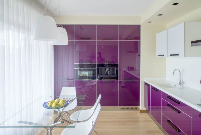 Kücheninterieur mit lila Set