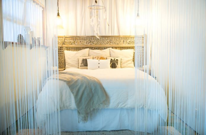 Schlafzimmer mit weißen Filamentvorhängen