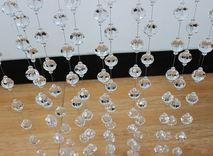 Filamentvorhänge mit transparenten Perlen