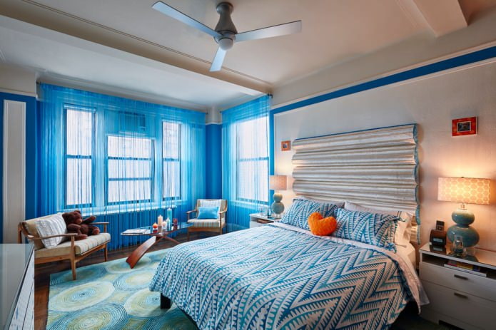 blaue Baumwollvorhänge im Schlafzimmer