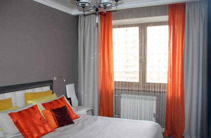 Schlafzimmer mit Baumwollvorhängen