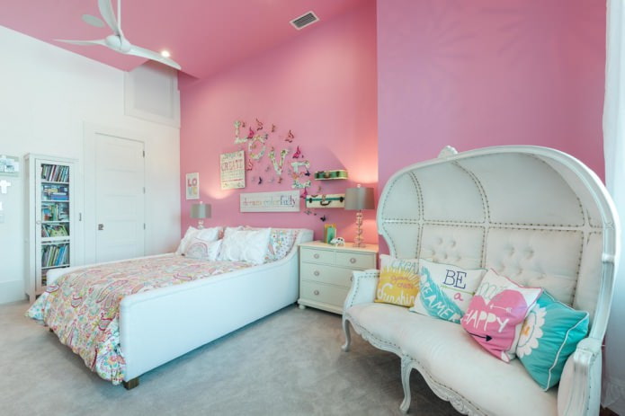 dekorative Gestaltung eines Schlafzimmers für ein Mädchen