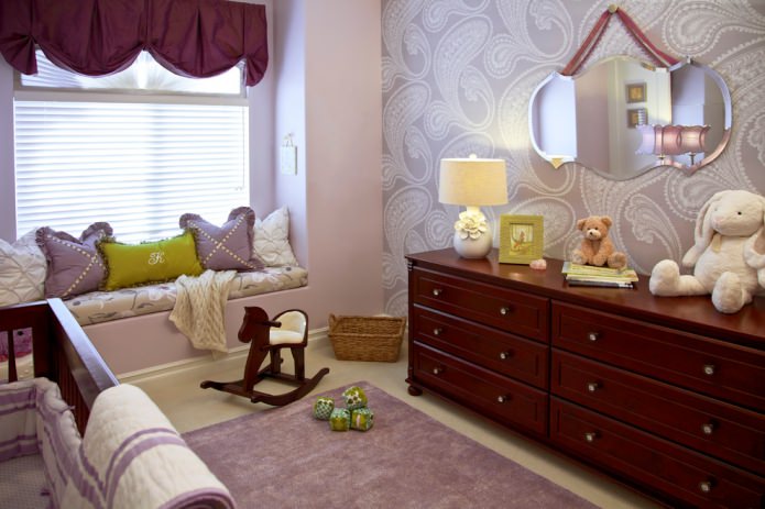 Kinderzimmer mit lila Wänden