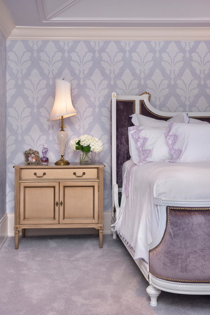 wallpaper white and lilac in the bedroom