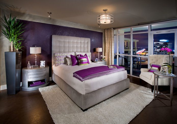 hálószoba lila tapétával