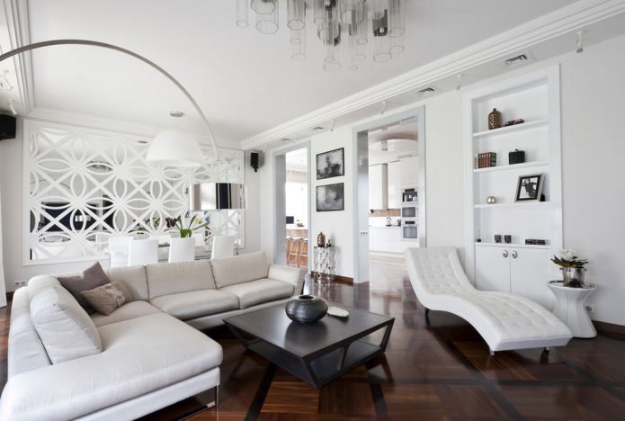 modernes Wohnzimmer in Weiß in
