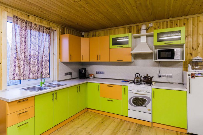 Kücheninterieur in Orange- und Hellgrüntönen