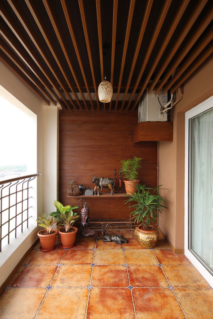 offener Balkon mit Holzwand