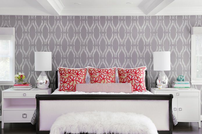 grau-lila Tapete im Schlafzimmer