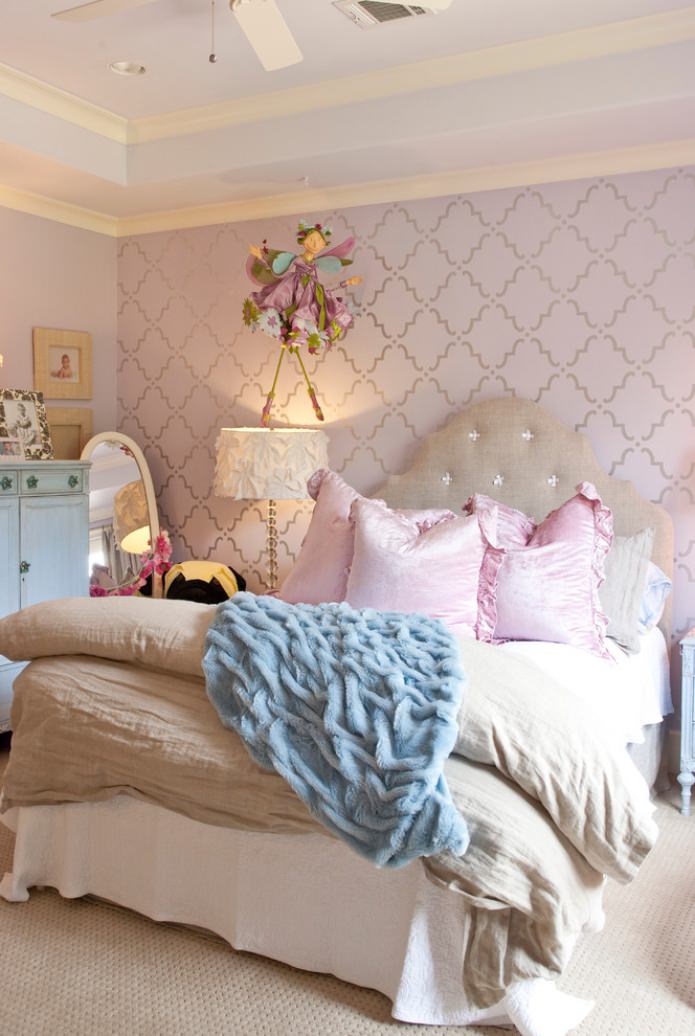 light lilac wallpaper in the bedroom