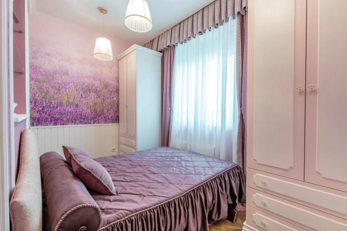 Schlafzimmer mit Tapete in Lavendeltönen