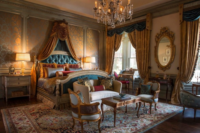 плаве и златне завесе у барокној спаваћој соби