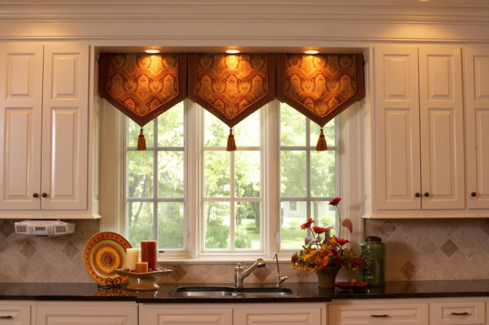 példa az ablak dekorációjára a konyhában, keleti stílusú lambrequinnel