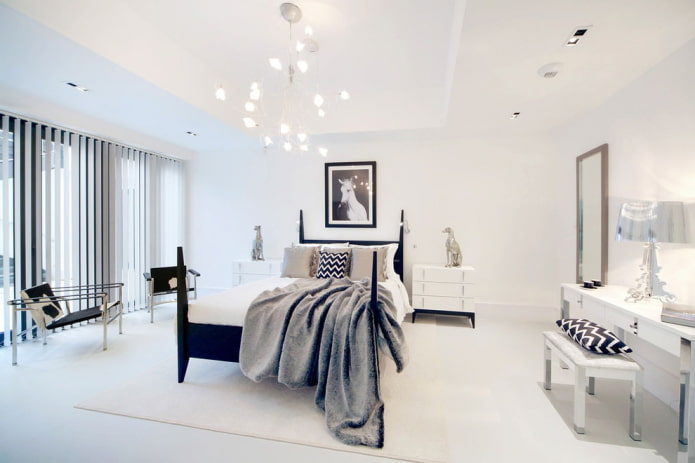 Schlafzimmer mit perfekt weißen Wänden ohne Dekor