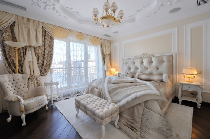 Schlafzimmer mit Vorhängen und Tüll im klassischen Stil