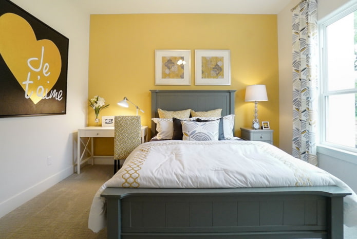 Schlafzimmer in hellen Gelbtönen