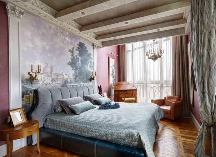 die Wand am Kopfende des Bettes im klassischen Schlafzimmer ist mit Malerei auf Vliesstoff verziert