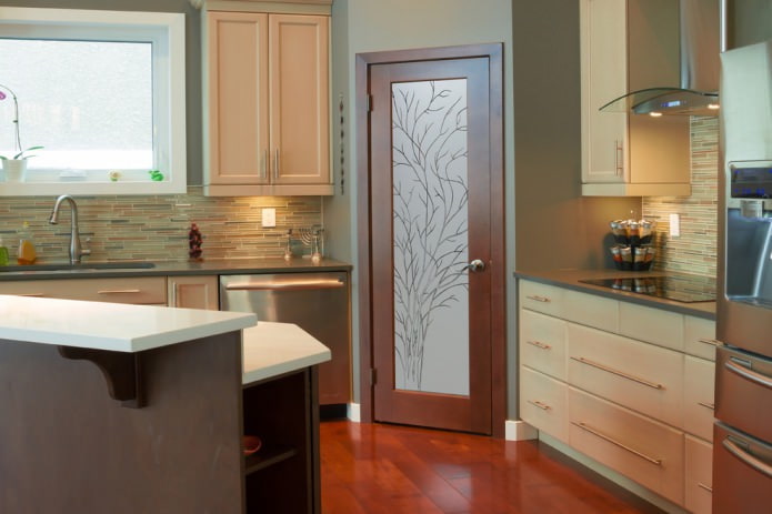 браон врата у кухињи