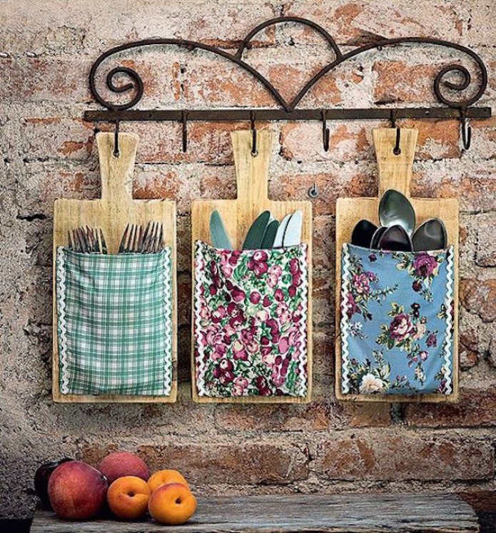 the idea of ​​organizing the storage of dishes in the kitchen in a rustic style