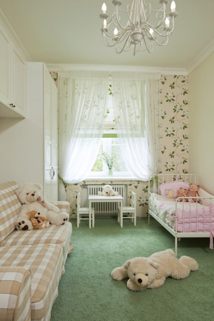 Roman blinds and tulle in the nursery