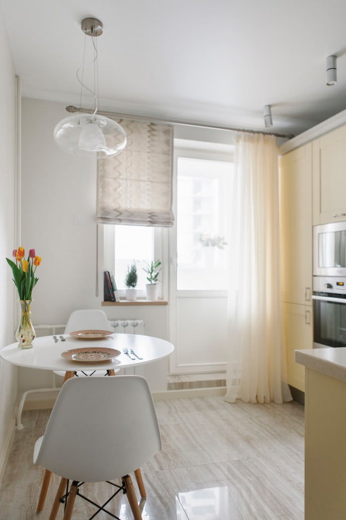 Roman blinds and tulle in the kitchen