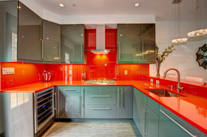 ห้องครัวพร้อมเคาน์เตอร์พลาสติกสีแดง