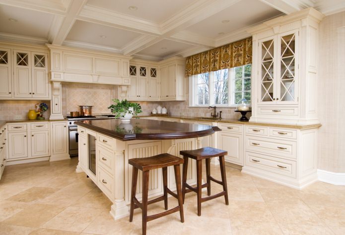 Küche im klassischen Stil mit mattem Set