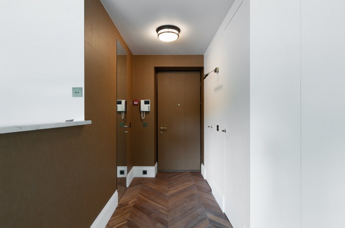 barna tapéta a folyosón a minimalizmus stílusában