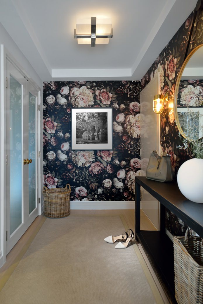 wallpaper with flowers in the hallway