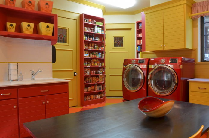 Kombinationen aus gelben Wänden und roten Möbeln und Geräten in der Küche