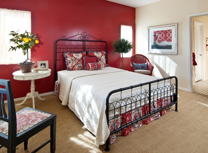 црвени зид у спаваћој соби