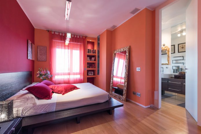 Schlafzimmer mit roten Wänden