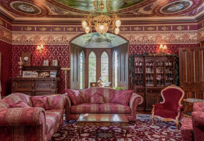 Црвена и смеђа дневна соба у класичном стилу