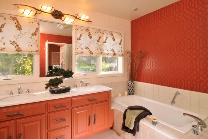 Piros és bézs színű fürdőszoba belső tér