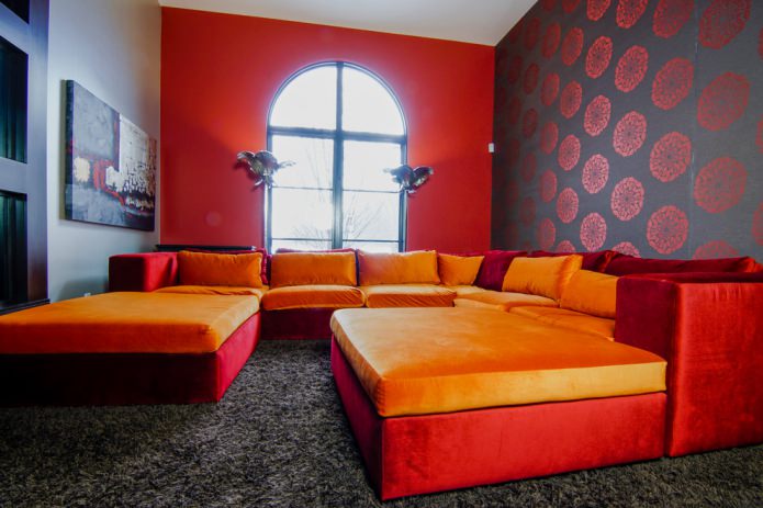 Piros és narancssárga nappali design