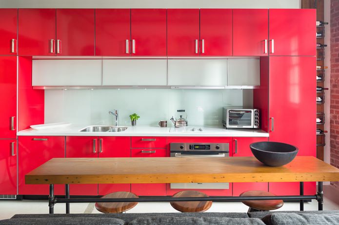 weiße Glasschürze in roter Küche